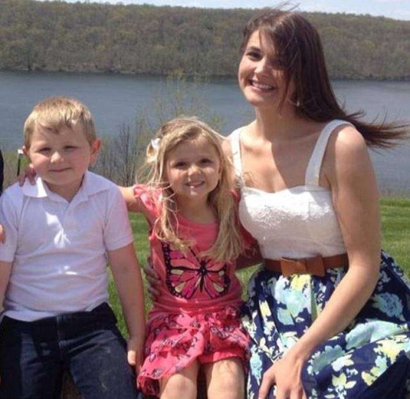 Es por eso que esta mujer con hijos sonríe cerca del ataúd de su esposo