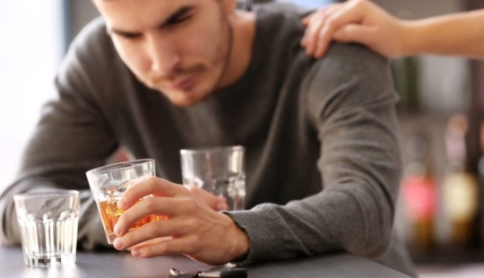 ¿Es un vaso de chupito? No "Huraño". El bar más deprimente del mundo se encuentra en la soleada San Petersburgo ¿Es un vaso de chupito? No "Huraño". El bar más deprimente del mundo se encuentra en la soleada San Petersburgo