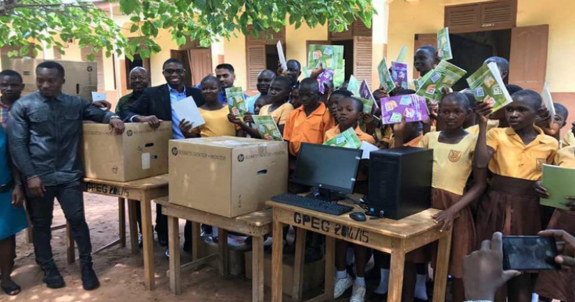 Escolares africanos que estudiaron Word a partir de dibujos en la pizarra donaron computadoras Escolares africanos que estudiaron Word a partir de dibujos en la pizarra donaron computadoras