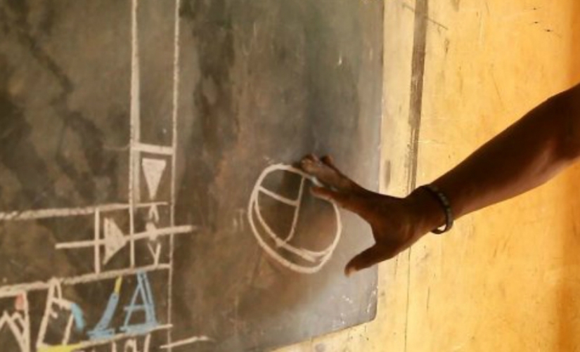 Escolares africanos que estudiaron Word a partir de dibujos en la pizarra donaron computadoras Escolares africanos que estudiaron Word a partir de dibujos en la pizarra donaron computadoras