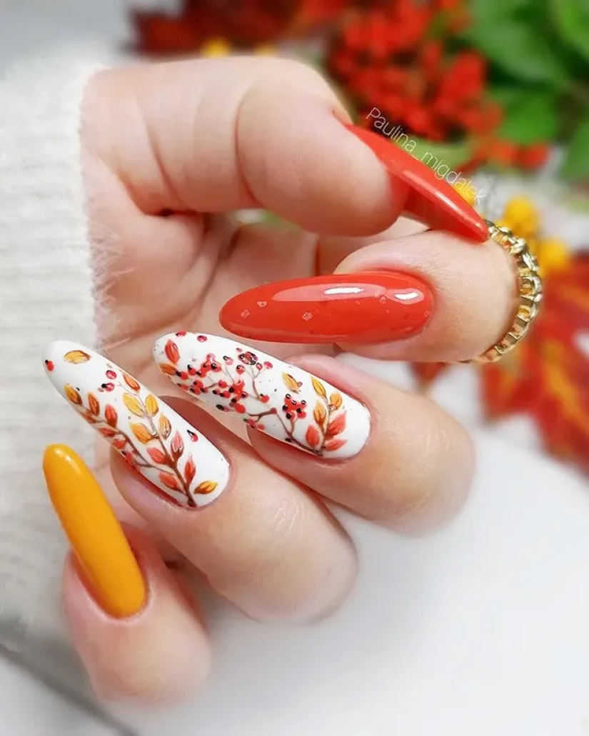 Estado de ánimo "otoño": 10 hermosos ejemplos de manicura con estampados florales, con hojas, bayas y flores.
