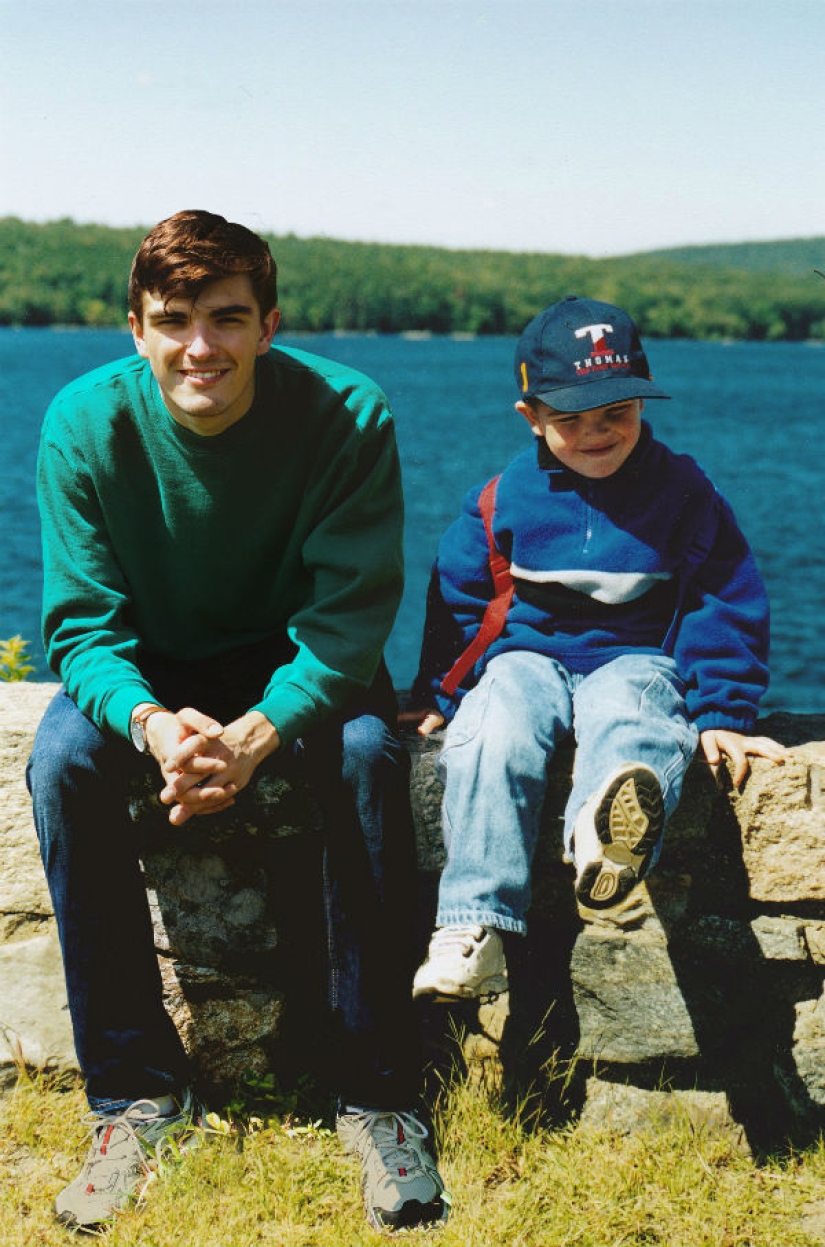 "Estoy saliendo conmigo mismo": Canadiense se retocó con photoshop para fotos de niños