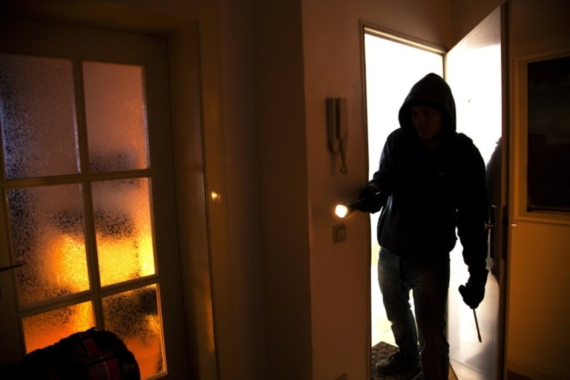 Etiquetas de ladrones: cómo saber que su apartamento está interesado en ladrones