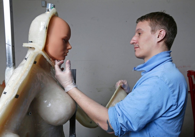 Factory of silicone "women"