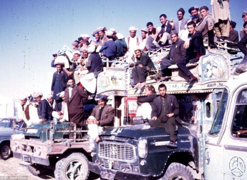 Faldas cortas, picnics en la carretera y niños sonrientes: cómo era Afganistán antes de los talibanes