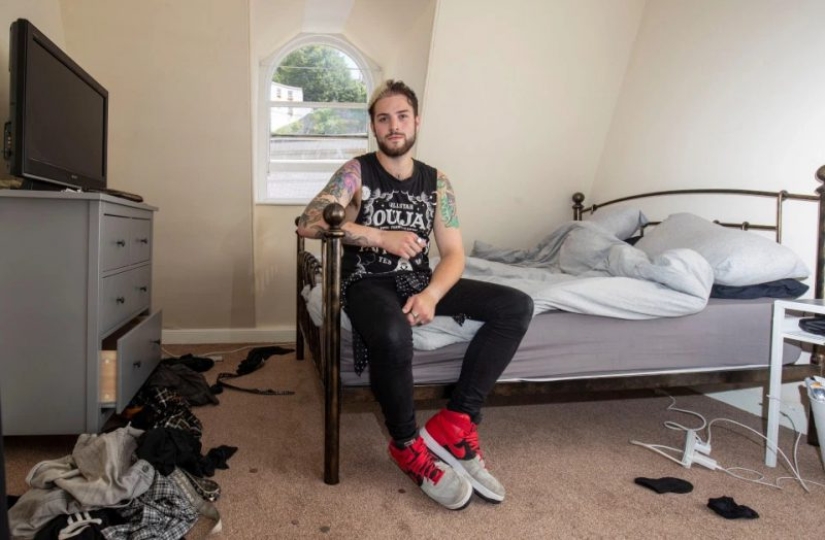 Feathered gang: Aggressive seagulls terrorize an area in Devon, breaking into apartments and stealing dogs Feathered gang: Aggressive seagulls terrorize an area in Devon, breaking into apartments and stealing dogs