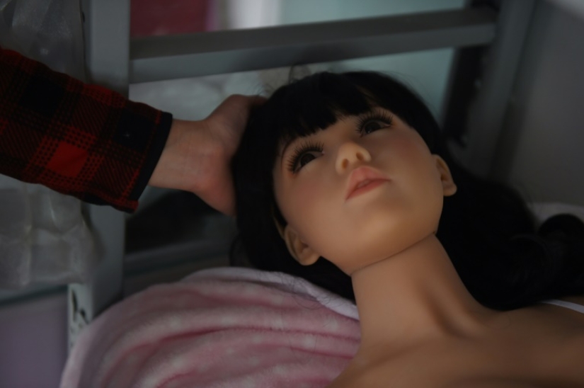 Feminists and communists demand to close the first Parisian brothel with dolls because of the propaganda of rape