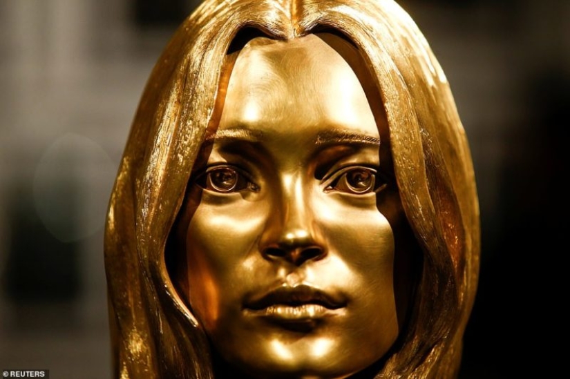 Ferraris dorados, violín e incluso el trono de Napoleón: los lotes principales de la subasta "Midas Touch" de Sotheby's