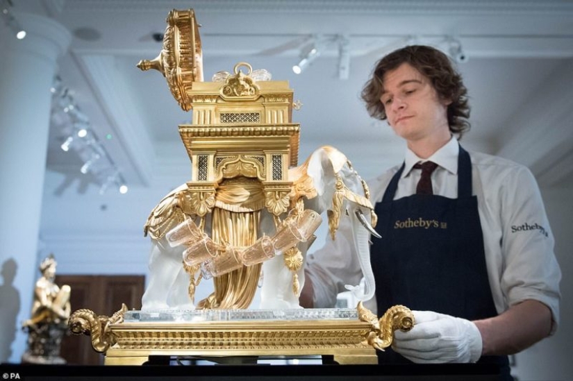 Ferraris dorados, violín e incluso el trono de Napoleón: los lotes principales de la subasta "Midas Touch" de Sotheby's