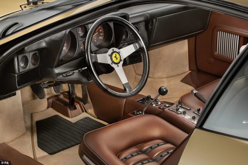 Ferraris dorados, violín e incluso el trono de Napoleón: los lotes principales de la subasta "Midas Touch" de Sotheby's