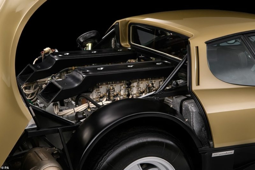 Ferraris dorados, violín e incluso el trono de Napoleón: los lotes principales de la subasta "Midas Touch" de Sotheby's