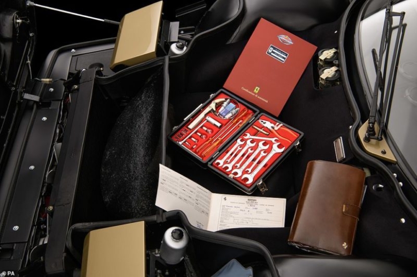 Ferraris dorados, violín e incluso el trono de Napoleón: los lotes principales de la subasta "Midas Touch" de Sotheby's