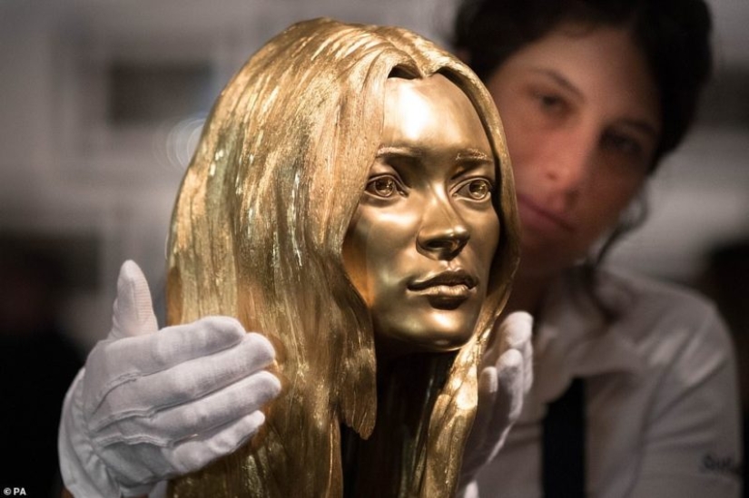 Ferraris dorados, violín e incluso el trono de Napoleón: los lotes principales de la subasta "Midas Touch" de Sotheby's