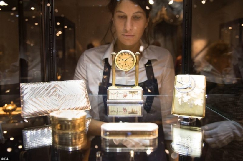 Ferraris dorados, violín e incluso el trono de Napoleón: los lotes principales de la subasta "Midas Touch" de Sotheby's