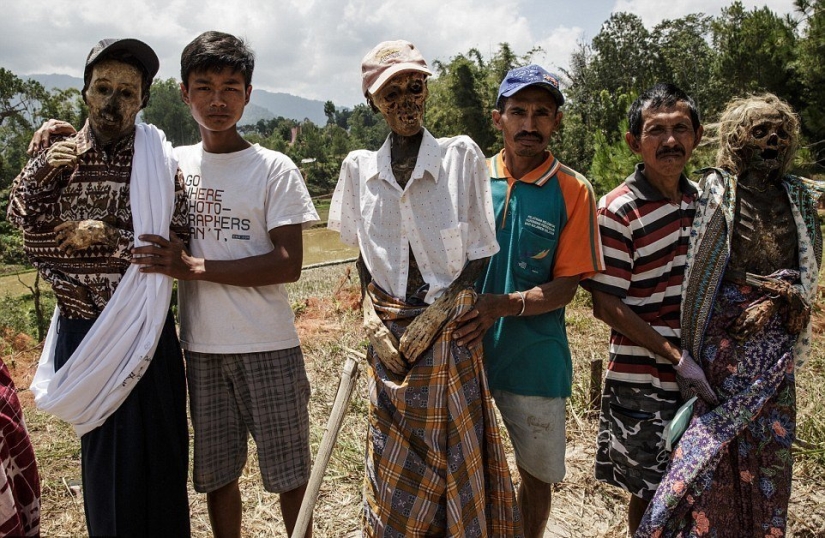 Festival de Manene, durante el cual la gente de Toraja desentierra los cuerpos de sus familiares fallecidos Festival de Manene, durante el cual la gente de Toraja desentierra los cuerpos de sus familiares fallecidos