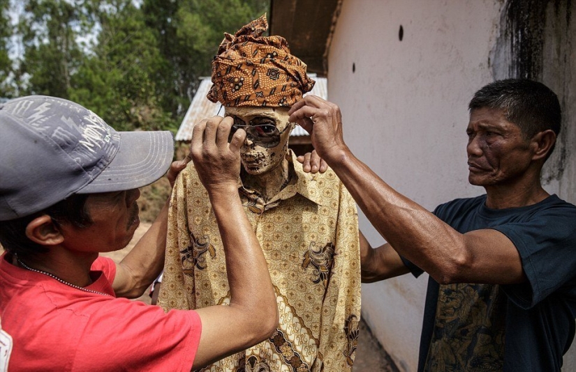 Festival de Manene, durante el cual la gente de Toraja desentierra los cuerpos de sus familiares fallecidos Festival de Manene, durante el cual la gente de Toraja desentierra los cuerpos de sus familiares fallecidos