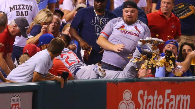 Festín durante el juego: el jugador de béisbol esparció las fichas del fanático y le compró otras nuevas justo durante el partido