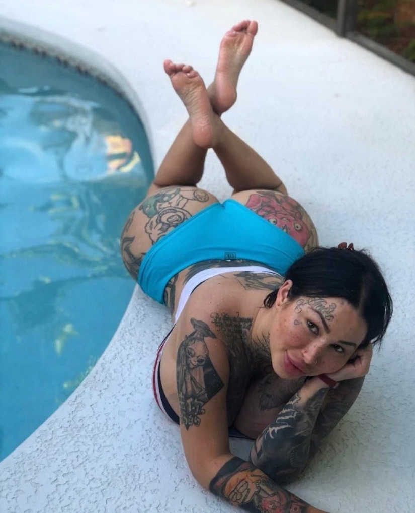 Fetish model almost died during plastic surgery on her vagina
