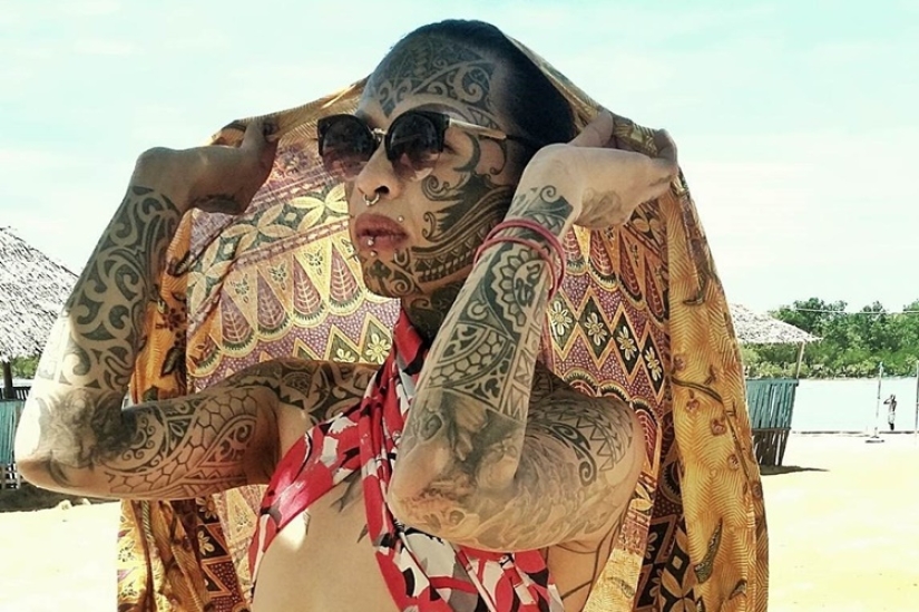 Filipina con tatuajes "demoníacos" fue atacada por un exorcista