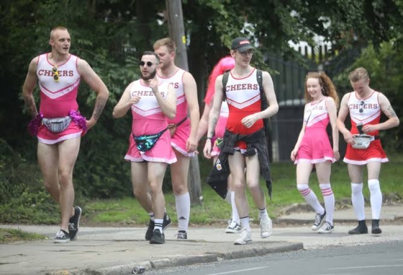Final borracho: cómo los estudiantes de Leeds celebraron su graduación de la uni Final borracho: cómo los estudiantes de Leeds celebraron su graduación de la uni
