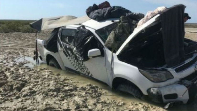 Fishermen spent five days on the roof of a car, fleeing from crocodiles Fishermen spent five days on the roof of a car, fleeing from crocodiles