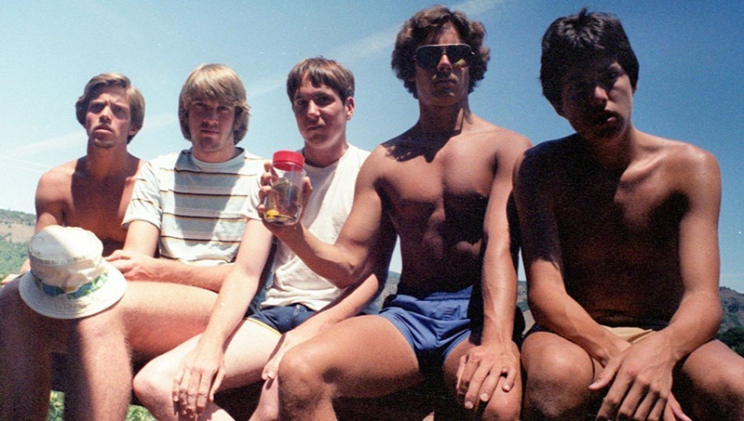 Five school friends have been repeating the same photo for more than 30 years Five school friends have been repeating the same photo for more than 30 years