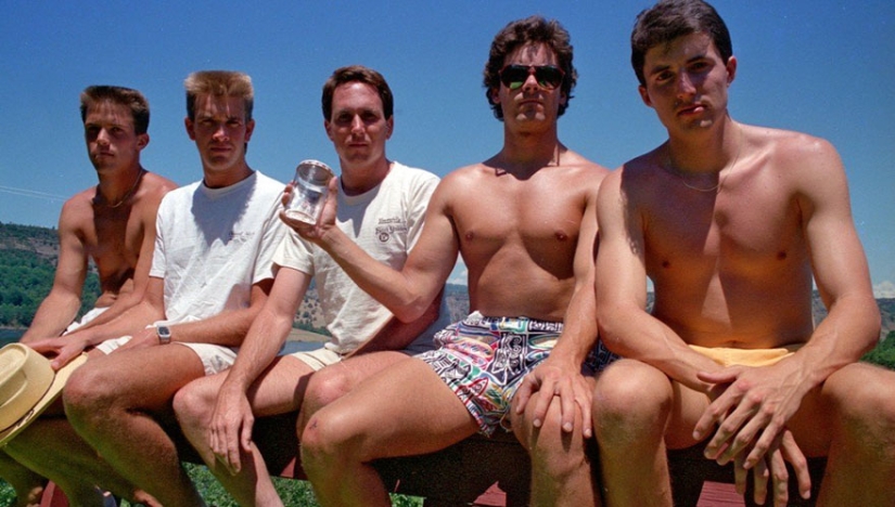 Five school friends have been repeating the same photo for more than 30 years Five school friends have been repeating the same photo for more than 30 years