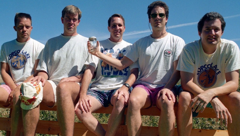 Five school friends have been repeating the same photo for more than 30 years Five school friends have been repeating the same photo for more than 30 years