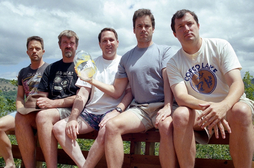 Five school friends have been repeating the same photo for more than 30 years Five school friends have been repeating the same photo for more than 30 years