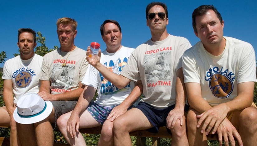 Five school friends have been repeating the same photo for more than 30 years Five school friends have been repeating the same photo for more than 30 years