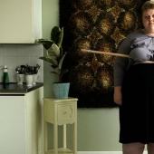 Fotógrafo finlandés crea autorretratos provocativos y lo llama arte