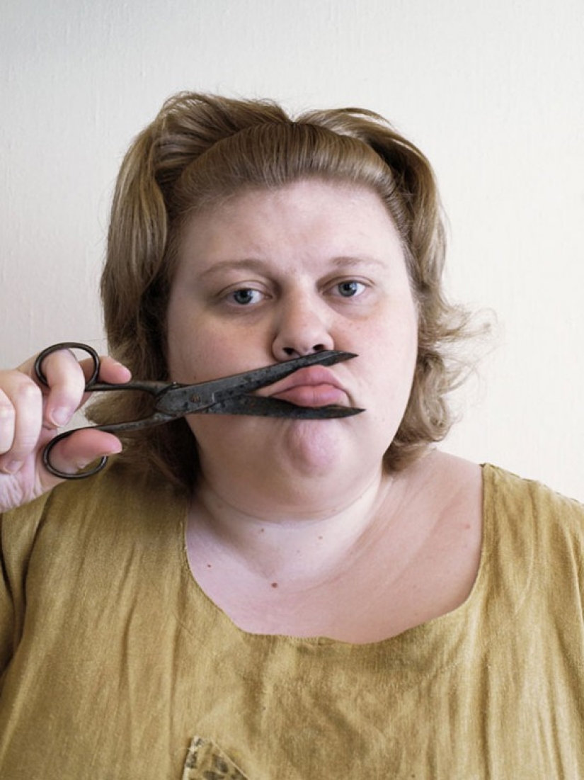 Fotógrafo finlandés crea autorretratos provocativos y lo llama arte