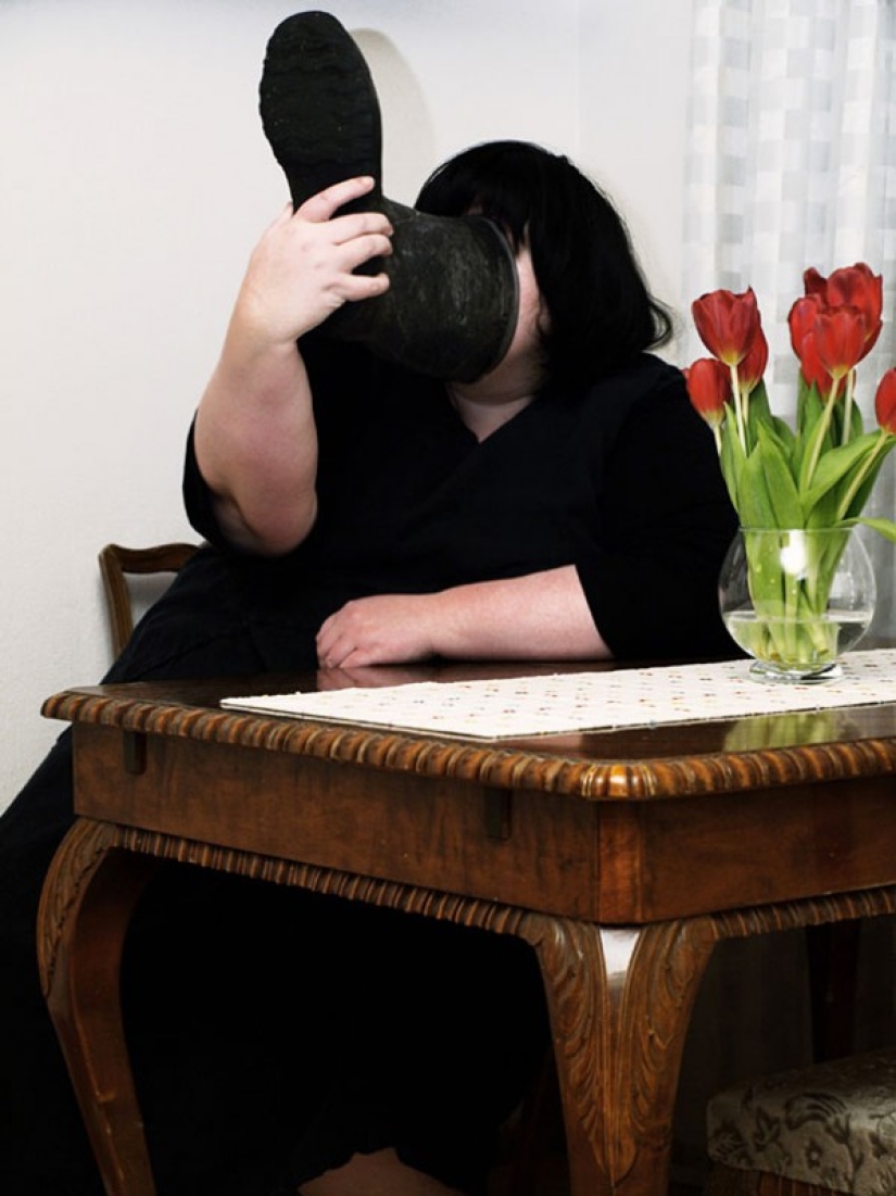 Fotógrafo finlandés crea autorretratos provocativos y lo llama arte