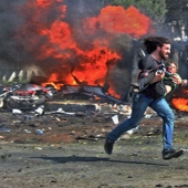 Fotógrafo sirio recibió 120 mil dólares por una foto de un colega que rescata a un niño herido