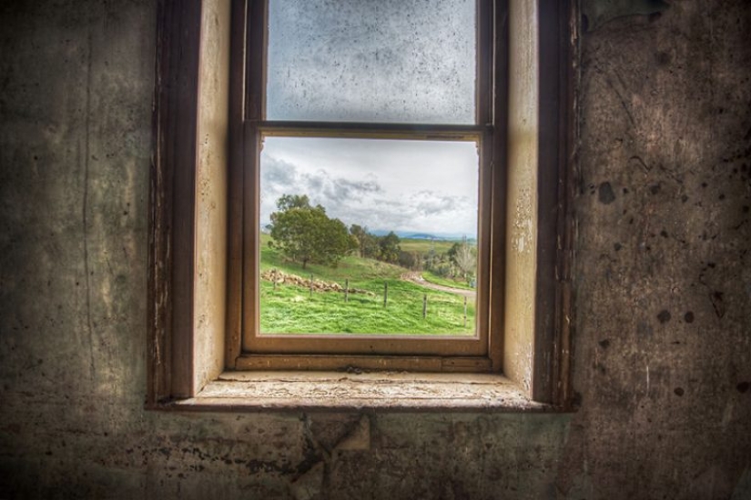 Fotógrafo tomando fotos de ventanas en lugares abandonados Fotógrafo tomando fotos de ventanas en lugares abandonados