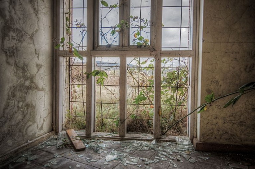 Fotógrafo tomando fotos de ventanas en lugares abandonados Fotógrafo tomando fotos de ventanas en lugares abandonados