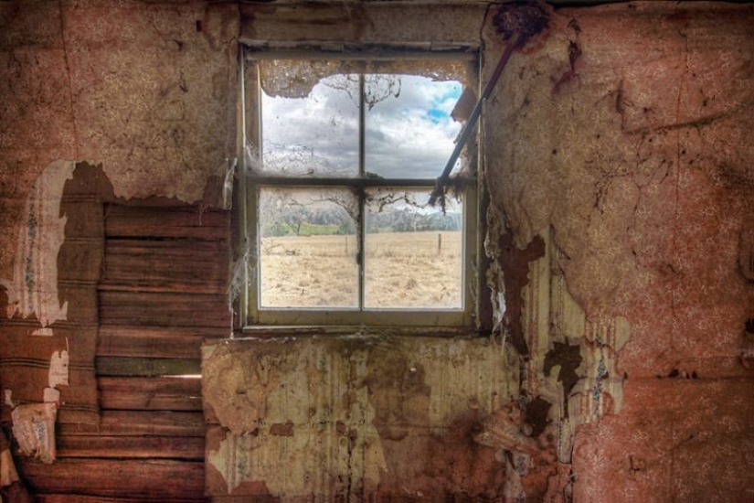 Fotógrafo tomando fotos de ventanas en lugares abandonados Fotógrafo tomando fotos de ventanas en lugares abandonados