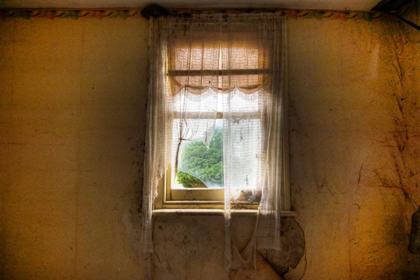 Fotógrafo tomando fotos de ventanas en lugares abandonados Fotógrafo tomando fotos de ventanas en lugares abandonados