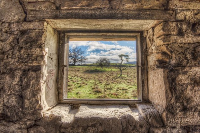 Fotógrafo tomando fotos de ventanas en lugares abandonados Fotógrafo tomando fotos de ventanas en lugares abandonados