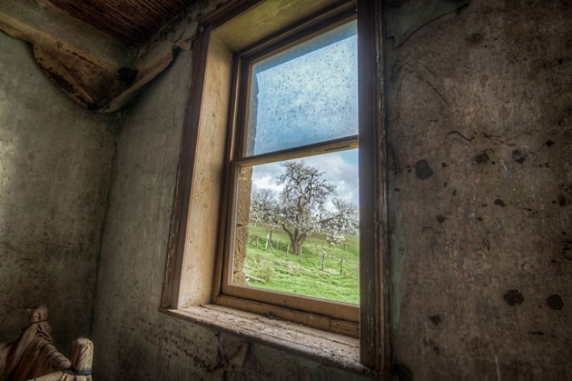 Fotógrafo tomando fotos de ventanas en lugares abandonados Fotógrafo tomando fotos de ventanas en lugares abandonados