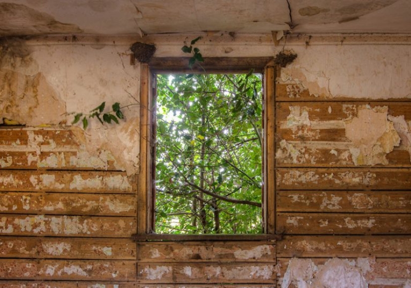 Fotógrafo tomando fotos de ventanas en lugares abandonados Fotógrafo tomando fotos de ventanas en lugares abandonados