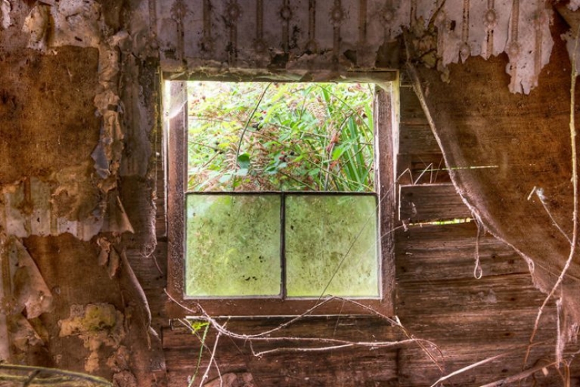 Fotógrafo tomando fotos de ventanas en lugares abandonados Fotógrafo tomando fotos de ventanas en lugares abandonados