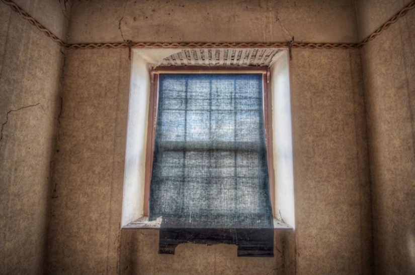 Fotógrafo tomando fotos de ventanas en lugares abandonados Fotógrafo tomando fotos de ventanas en lugares abandonados