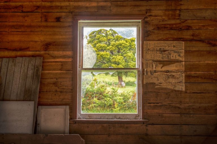 Fotógrafo tomando fotos de ventanas en lugares abandonados Fotógrafo tomando fotos de ventanas en lugares abandonados