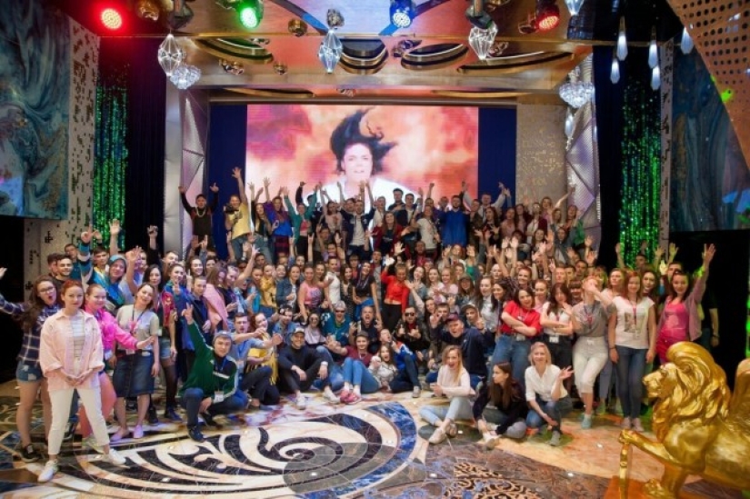 Foto de la oficina de la compañía de Ekaterimburgo, que se parece más a un palacio