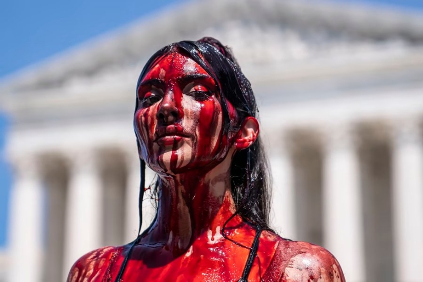 Fotos de la semana: Oil Wrestling, Flaming Bull, Gorgosaurus Sale