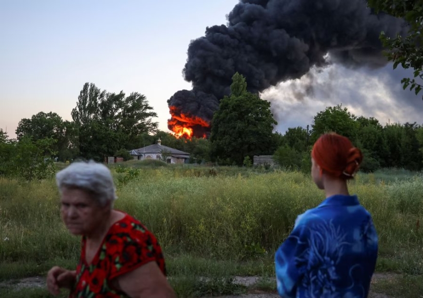 Fotos de la semana: Oil Wrestling, Flaming Bull, Gorgosaurus Sale