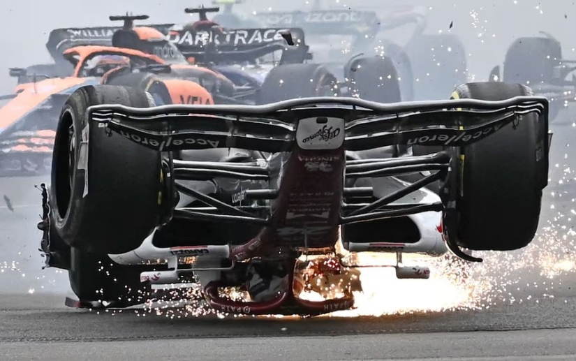 Fotos de la semana: Oil Wrestling, Flaming Bull, Gorgosaurus Sale