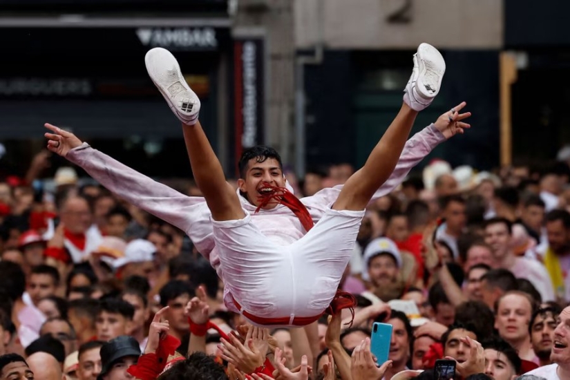 Fotos de la semana: Oil Wrestling, Flaming Bull, Gorgosaurus Sale