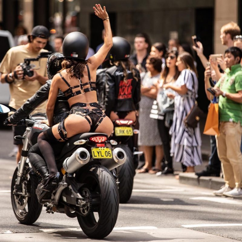 Freedom from stereotypes: hot naked beauties rode around Sydney on bikes